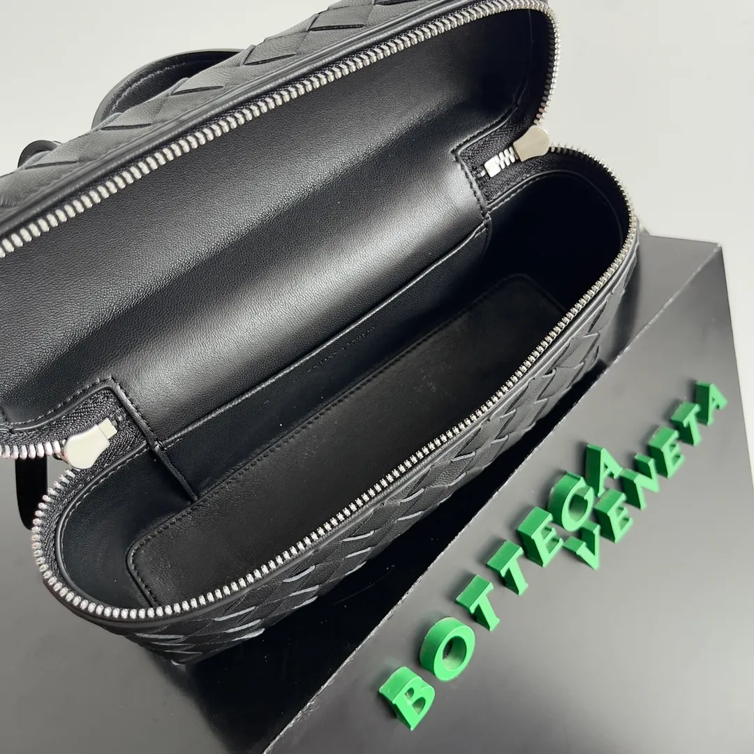 Batch 1360 Bottega Veneta 24 spring and summer woven zipper crossbody bag. A crossbody bag that can be used as a cosmetic bag. The exquisite weaving and compact body are an indispensable accessory for the upcoming summer. The double zipper also better protects the bag. It has a large capacity. If you like it, don’t miss it. Style number: 789109 Size: 22*12.5*5cm